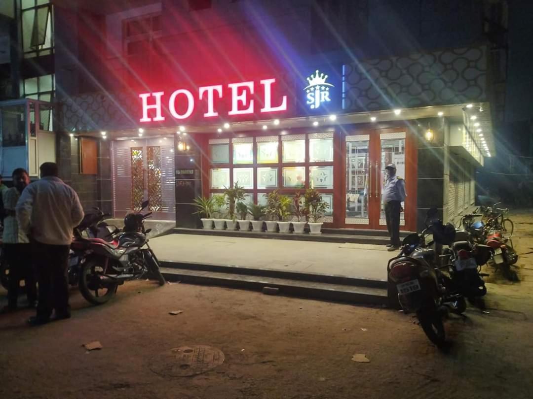 Hotel Sjr Варанаси Экстерьер фото